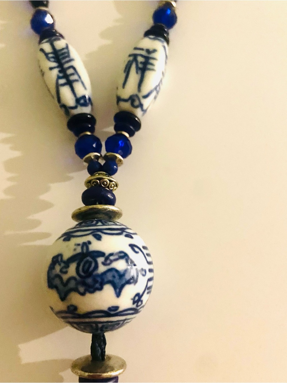 Exquisite Vintage and White Porcelain Pendant Necklace, Chinoiserie style, NWOT